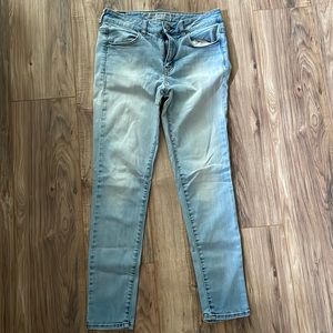 Light wash American Eagle skinny jeans